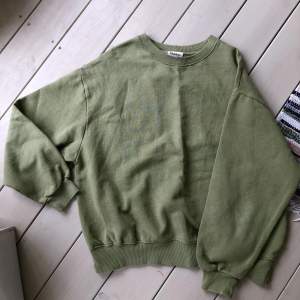 Sweatshirt i en fin, grön färg från Pull & Bear! 💚 I använt men fortfarande fint skick. Katt finns i hemmet. OBS! Tryck inte på köp nu om jag inte har sagt att det går bra!