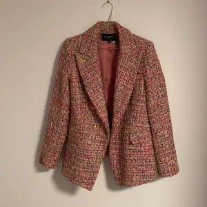 Barbiekavaj - Häftigaste kavajen från attentif i st 40. Sommarens it kostym som skriker Barbie!! (jag har 38 och den sitter bra på mig!) Har tappat en knapp på höger sida (en av 6 knappar, kan säkert ersättas lätt eller så tar man bort en på andra sidan) 