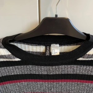 Topp från Divided - Mycket skön och stretchig 