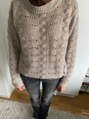 Tjocktröja  - En jätte fin grå tjocktröja med ett fint mönster. Köparen står för frakt.