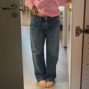 Lågmidjade Levis jeans  - Säljer mina såå snygga lågmidjade  Levis jeans!! Mycket fint skick, 200 kr. Skulle säga att dem passar 38 i storleken💕