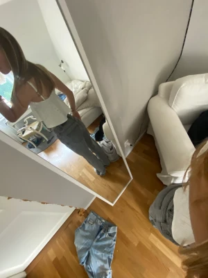 Mid waist jeans - Ett par sjukt snygga Mid jeans från Gina. Säljer pågrund av att jag aldrig använder dom. Priset kan tänkas att sänkas om det är behövligt 