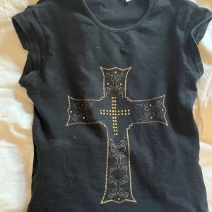 Svart liten t-shirt/linne - Säljer denna jätte coola y2k tröjan från 80/90-tal! Säljs pga för liten❤️❤️
