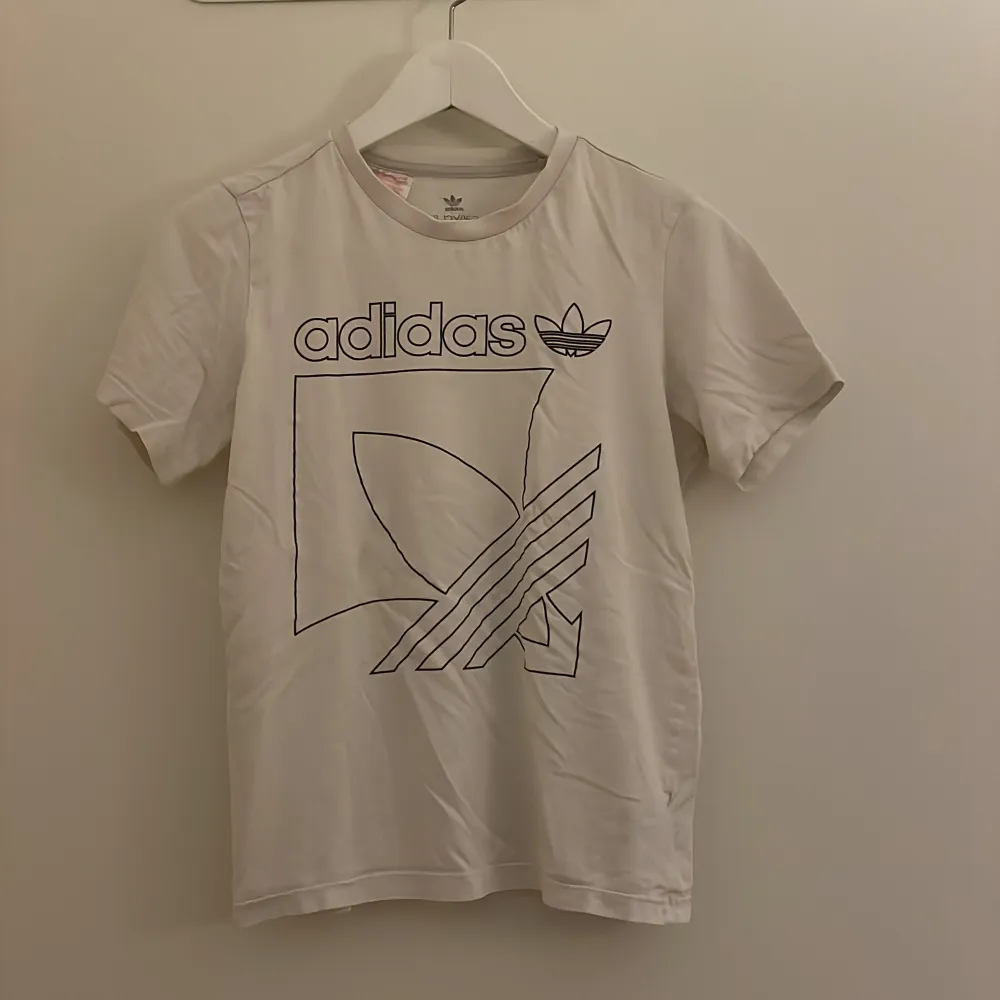 Säljer denna addias tröjan i bra skick!. T-shirts.
