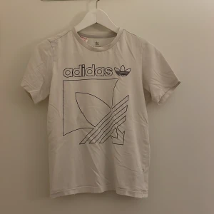 Adidas t-shirt - Säljer denna addias tröjan i bra skick!