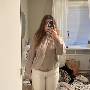 Hodie/tjocktröja - Tjocktröja ifrån hm, stl S. Två små hål vid ena armen