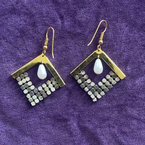 Örhängen  - Små guldfärgade örhängen med pärla i mitten 