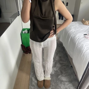 Låga virkade byxor  - Perfekta byxor att ha när man vill spicya upp en outfit. Dem är virkade i en tråd så man behöver ha shorts under. Råka/bootcut 