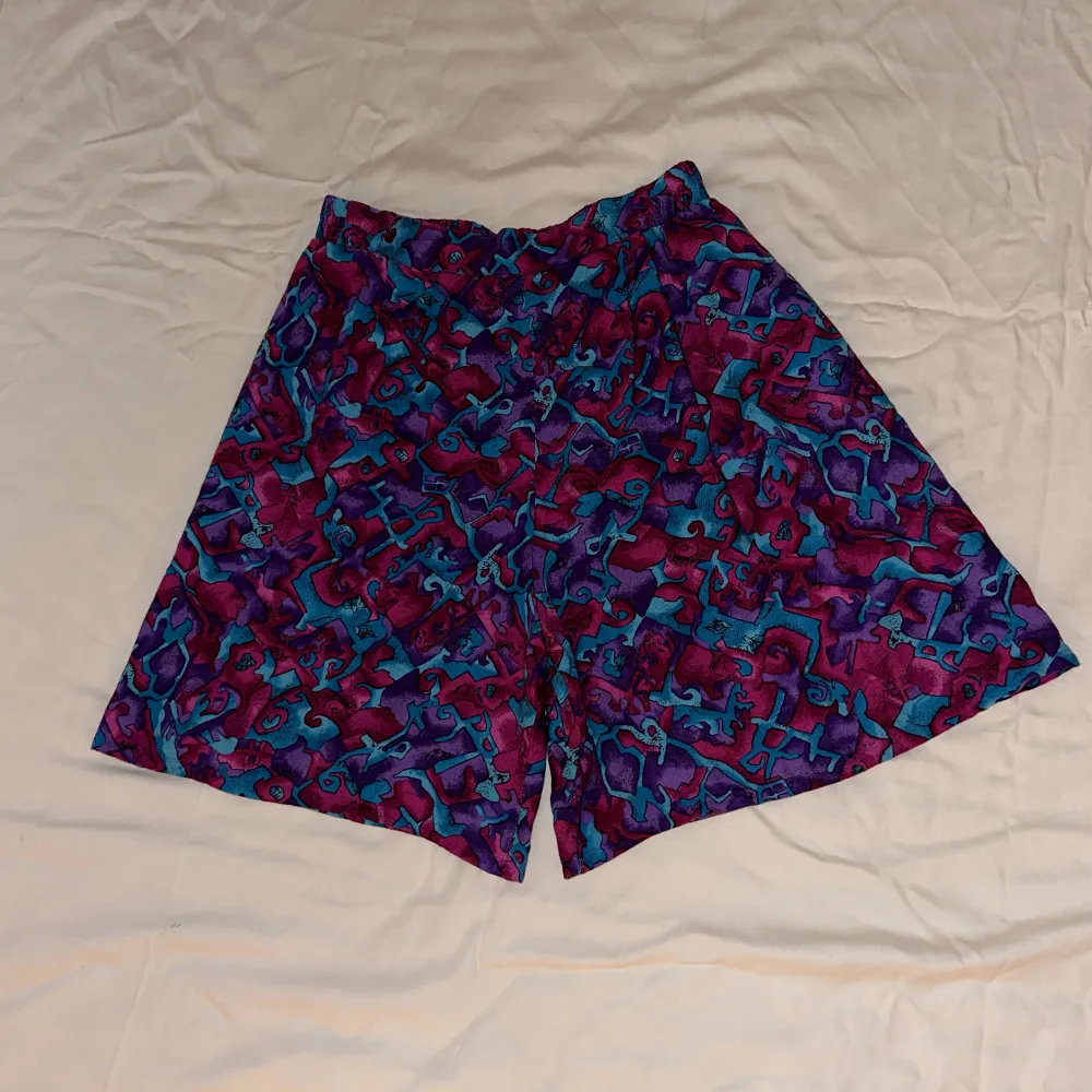 Vintage shorts med häftigt mönster ☮️🫐🐬Storlek Medium. Har fickor.. Shorts.