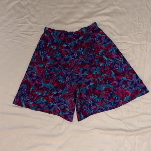 Vintage Shorts - Vintage shorts med häftigt mönster ☮️🫐🐬Storlek Medium. Har fickor.