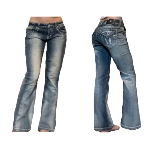 Bootcut miss me jeans  - Supersnygga Lågmidjade bootcut jeans från miss me med ascoola fickor. Perfekta 2000s jeansen. Midjemått 39cm (tvärs över, höft till höft) innerbenslängd 82cm. Orginalpriset är runt 1300, men de säljs inte längre 💛💛