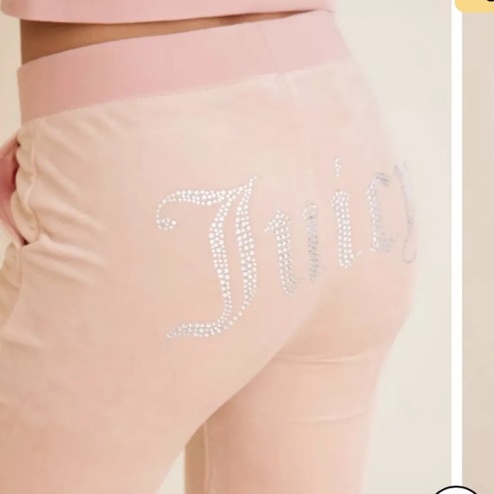 Juicy Couture byxor med diamanter i stl Xs💕 Nypris 1000kr och dom är i nyskick och knappt använda🫶🏼 första bild är från hemsidan. Jeans & Byxor.
