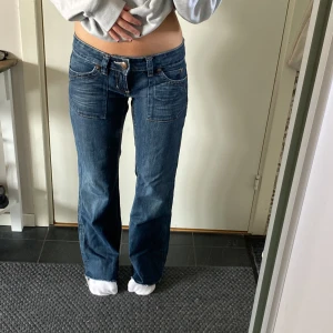 Jeans  - Jättesnygga lågmidjade flared/bootcut jeans från edc men köpta här på Plick för ett ta sen! Jätte bra skick❤️säljer då dom inte kommer till användning. Hör av er vid frågor eller vid köp!