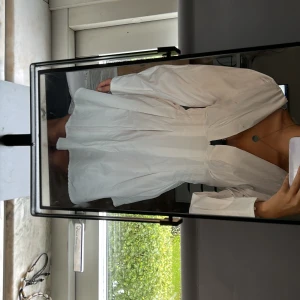 kläning - köpte denna klänningen på yesstyle för 300kr men säljer för 150 aldrig använd förutom för bilden nu, jätte fina och sitter jätte fint på midjan 