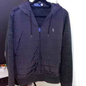 Jacka  - Oanvänd Ralph lauren jacka strl M. Ny pris ungefär 2000kr men säljer för 900kr! Vill bara bli av med den. 