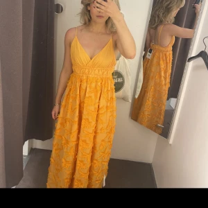 Orange klänning  - Överväger att sälja min underbara långklänning från Twist & Tango till bra pris. Använd, men väl omhändertagen så inga defekter. 