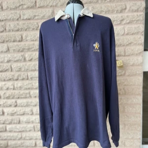 IFK Göteborg Tröja Reebok - Tja! Säljer en IFK Göteborg tröja från 1997-1999 när blåvitt va sponsrat av Reebok. Kvaliten är mycket bra, storleken är L men större i storlek!!🔵⚪️