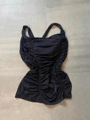 Linne med korsad rygg y2k - Så snyggt linne som är vintage men i fint skick. Korsade band i ryggen och fina detaljer!! Står att den är strl 44 men passar bra på mig som har s. Dock mycket stretch så passar nog xs-L beroende på hur man vill den ska sitta🙏använd gärna köp nu!