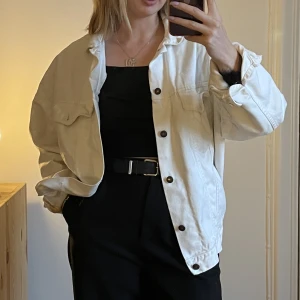 Vintage jeansjacka  - I fint skick, lite fläckig vid ärmsluten men tycker inte det är något man tänker på! Kanske går bort med en tvätt :)