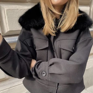 Meotine jacka - Använd fåtal gånger därav ser den helt ny ut🥰🥰 Har startat budgivning då många är intresserade💗💗