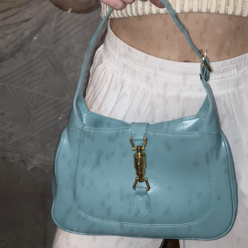 Säljer min as snygga blåa Gucci väska (inte äkta). Den är helt oanvänd utan defekter!❣️Medföljer ett längre band. Skriv vid intresse och för att se fler bilder😊 Pris kan diskuteras.. Väskor.