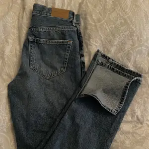 Mellan blåa jeans med slit ifrån ginatricot. Använd ett fåtal gånger. Inga defekter alls, som nya!