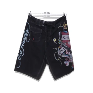 Ed Hardy Jorts - Drazy fetta Ed Hardy Jorts. Väldigt 2000 talet/ drainer stil. Trendiga, säljer pga d börjar bli kallt.  Garanterar att du inte kommer ångra ditt köp. Pris kan diskuteras…