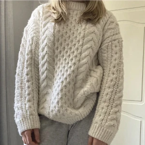 Vit kabelstickad  - Stor mysig kabelstickad tröja från hm i strl xs ( oversized modell) 