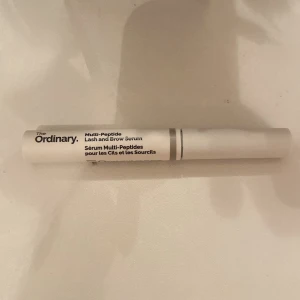 Lash serum - Lash serum från the ordinary. Håller på att rensa mitt smink och skincare! Köpt för 130kr men använd 4-5 ggr för att jag hittade en bättre lash serum. Gör fransarna längre och funkar också på ögonbrynen! 