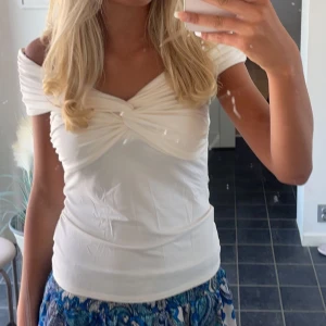 Off shoulder tröja  - Säljer denna vita off shoulder tröjan. Endast använd två gånger och är som ny. 