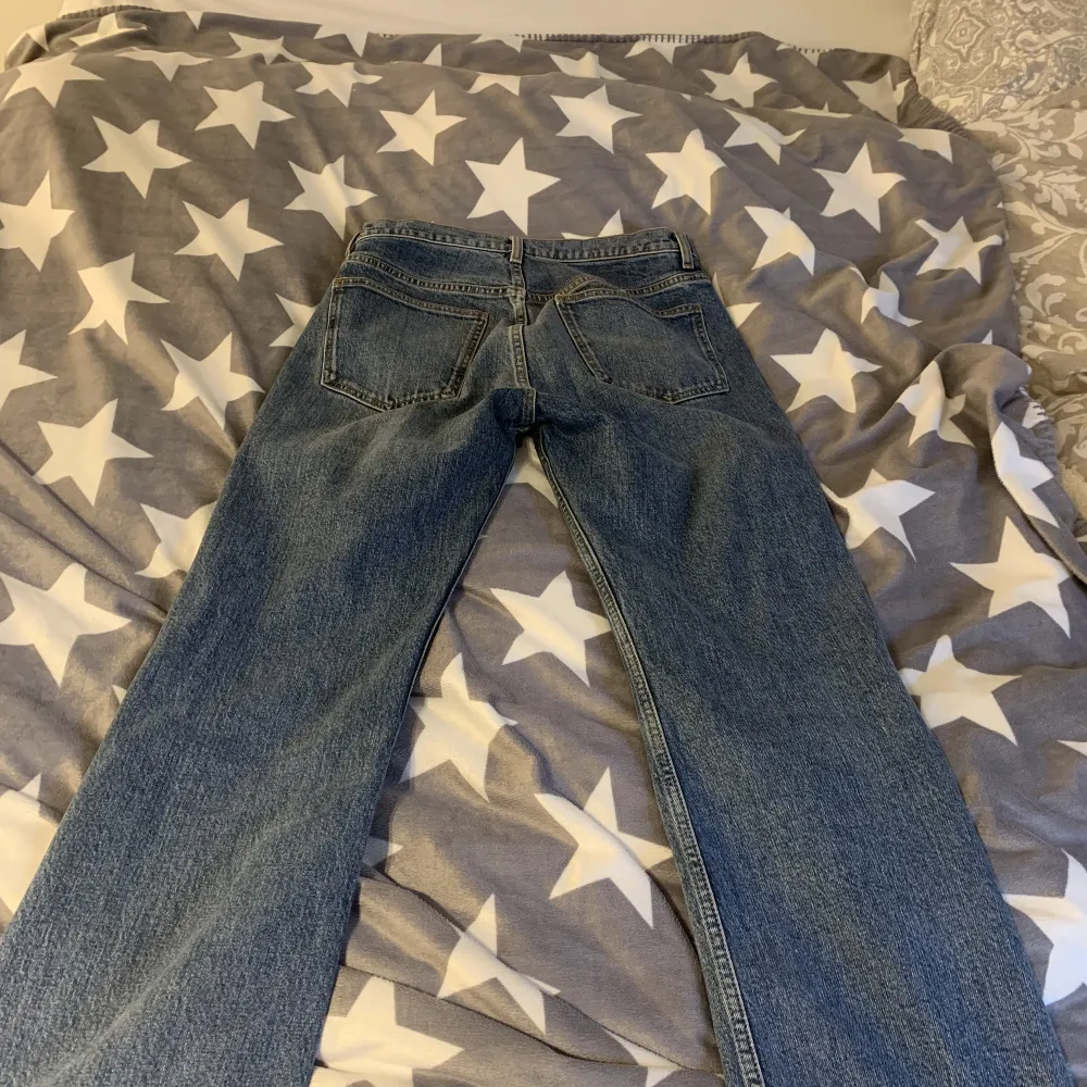 Super snygga lågmidjade jeans från ARKET i storlek 36 . Jeans & Byxor.