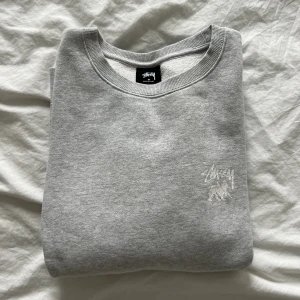 Stussy Sweatshirt - Tjocktröja från Stussy. Herrstorlek M. Väldigt lite använd. Nypris ca 1600. 💓