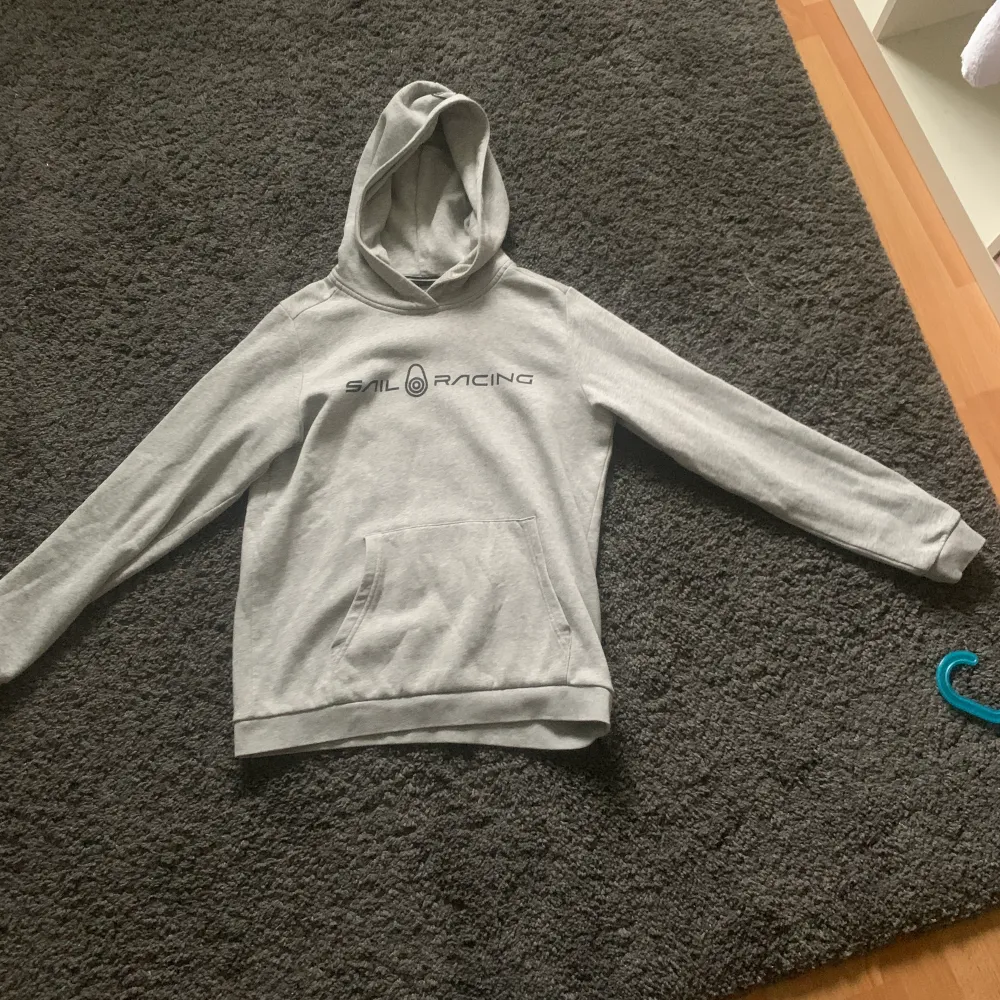 Säljer min gråa sail raicing hoodie som inte kommer till användning, pris kan självklart diskuteras. Hoodies.