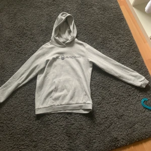 Sail raicing hoodie - Säljer min gråa sail raicing hoodie som inte kommer till användning, pris kan självklart diskuteras