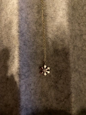 Silver halsband - Äkta silverhalsband som är formad till en snöflinga, säljer då jag passar bättre i guld💞