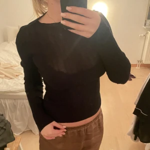 See through topp - Jättefin svart topp som är lite see through från Bikbok 💘 såå fin till både fest och vardags 💕💕💕