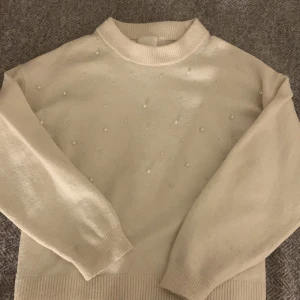 Stockad tröja - Säöjer denna gulliga stockade tröjam främ h&m💕 använd fåtal gånger därmed mycket bra skick!