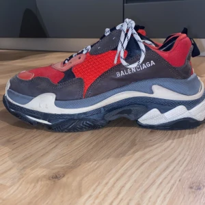 Balenciaga triple s (41) - Säljer nu mina skor, detta göra jag pga att jag inte har den stilen längre. Tyvärr så finns inte kvitto kvar men lådan finns. Priset går att diskutera.   Storlek på skorna är 41, passar 42 