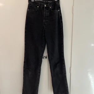 Svarta Jeans  - Mycket använda Jeans, dem är för små för mig, (1,81m är jag) och dem är slitna på färgen vid rumpan.
