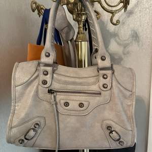 Säljer denna gråa balenciaga liknande väskan, får plats med mycket, perfekt vardagsväska! 