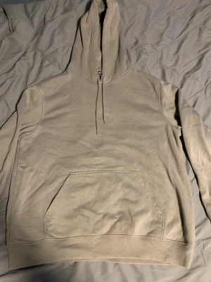Grå Hoodie  - Säljer då jag inte använder den längre. Bra skick inget fel på den. Köpt på HM. Tar gärna emot bud!