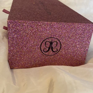 Sminklåda/Smyckeskrin, Anastasia Beverly hills - En låda från ANASTASIA BEVERLY HILLS, köptes från deras hemsida har ej fått användning av boxen därför säljer jag den. Den har tyvärr fått ett märke på framsidan och  därför säljer jag den endast för 150kr