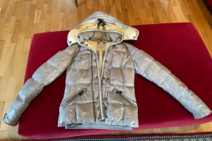 Monclerjacka S - Säljer min orginal Monclerjacka. Stl 0/ motsvarar XS/32/34, varm och skön!! 