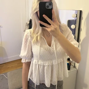 Vit blus  - Jättefin blus från zara, jättefint skick, passar mig som brukar ha S🤍