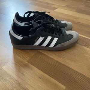 Samba Svart - adidas samba vegan svart, säljer pga. dom inte används längre. storkek 42 2/3 
