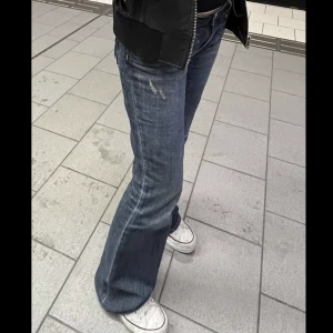 Lowrise jeans - Skitsnygga blåa bootcut lowrise jeans🫶 bra skick använda några ggr.  Midjemått: 39 cm rakt över Innerbenslängd: 82 cm Hör av dig för frågor osv!!❤️❤️