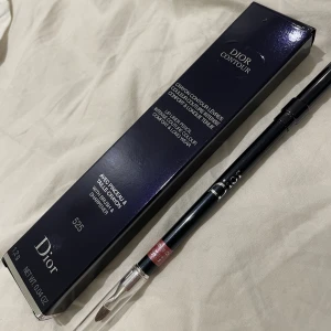 DIOR läpppenna NY - Säljer min DIOR läpppenna på grund av att färgen inte motsvarade mina förväntningar. Färgen är 525 Cherie. Pennan är helt ny, har enbart testat färgen på handen. Nypris 330kr mitt pris 260kr