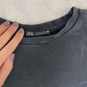 Croppad t-shirt från Zara, svart (mörkgrå)  med en touch av urtvätt Nyskick 