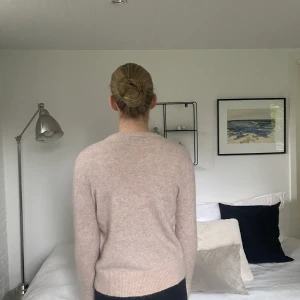 Stickad tröja i nyskick  - Säljer denna fina stickade tröjan ifrån Neo nori. Den är knappt använd💘🫧