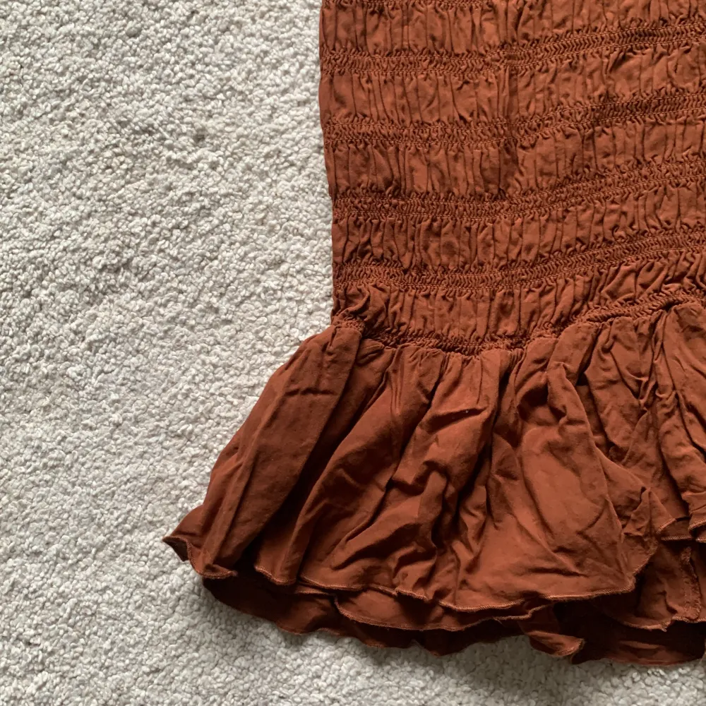 Skitsnygg mermaid kjol i en hörlig rostbrun färg. Styla med en tjocktröja över. Perfekt kjol för hösten!. Kjolar.